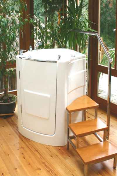 Sitzbadewanne mit Treppe